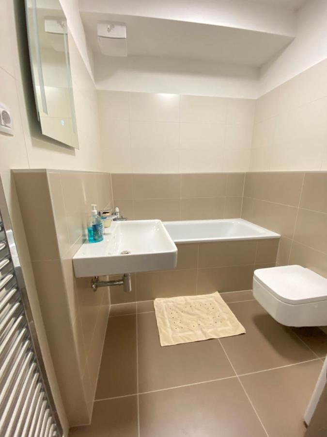 New Luxury City Centre Apartment With Panoramic View, Free Parking Bratislava Exterior foto